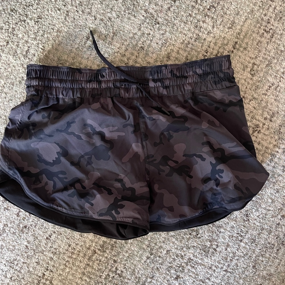 Zyia reversible camo shorts size large worn 1 time